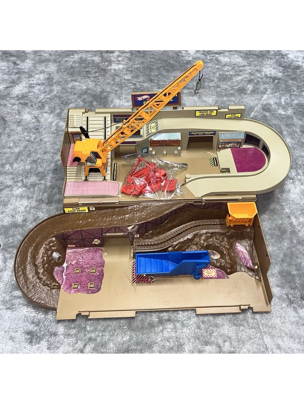 1982 Vintage Hot Wheels Construction Site Sto & Go Set in Box Mattel